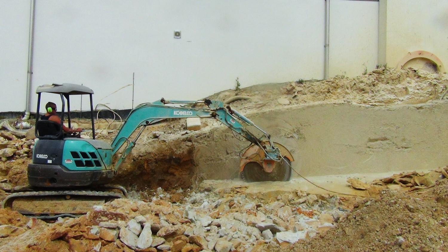 D2S diamond rocksaw cutting sandstone. Excavation by Dimark Excavations